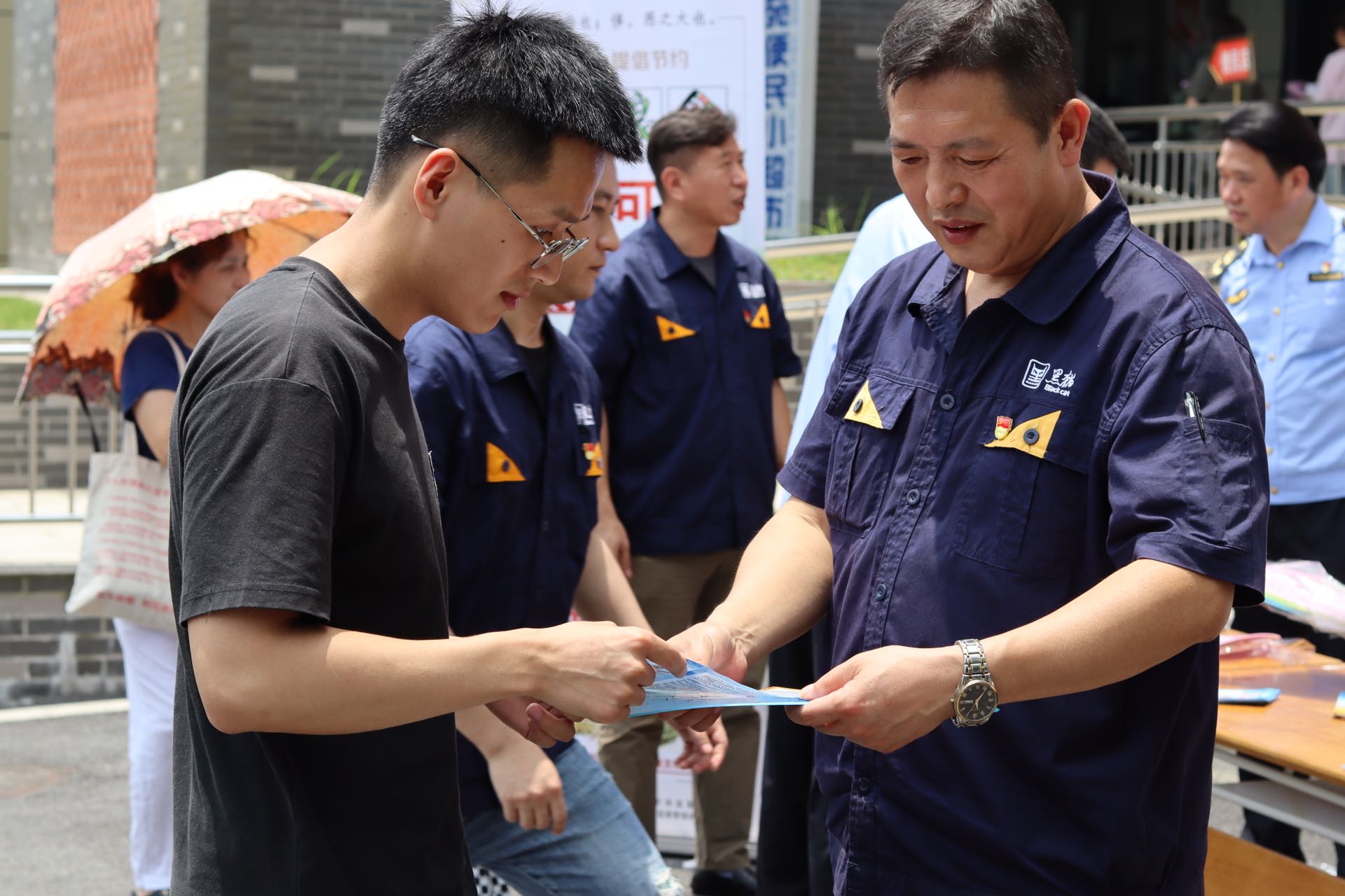 開(kāi)門(mén)子物業(yè)黨支部黨員向市民宣傳“《中華人民共和國(guó)反食品浪費(fèi)法》.jpg